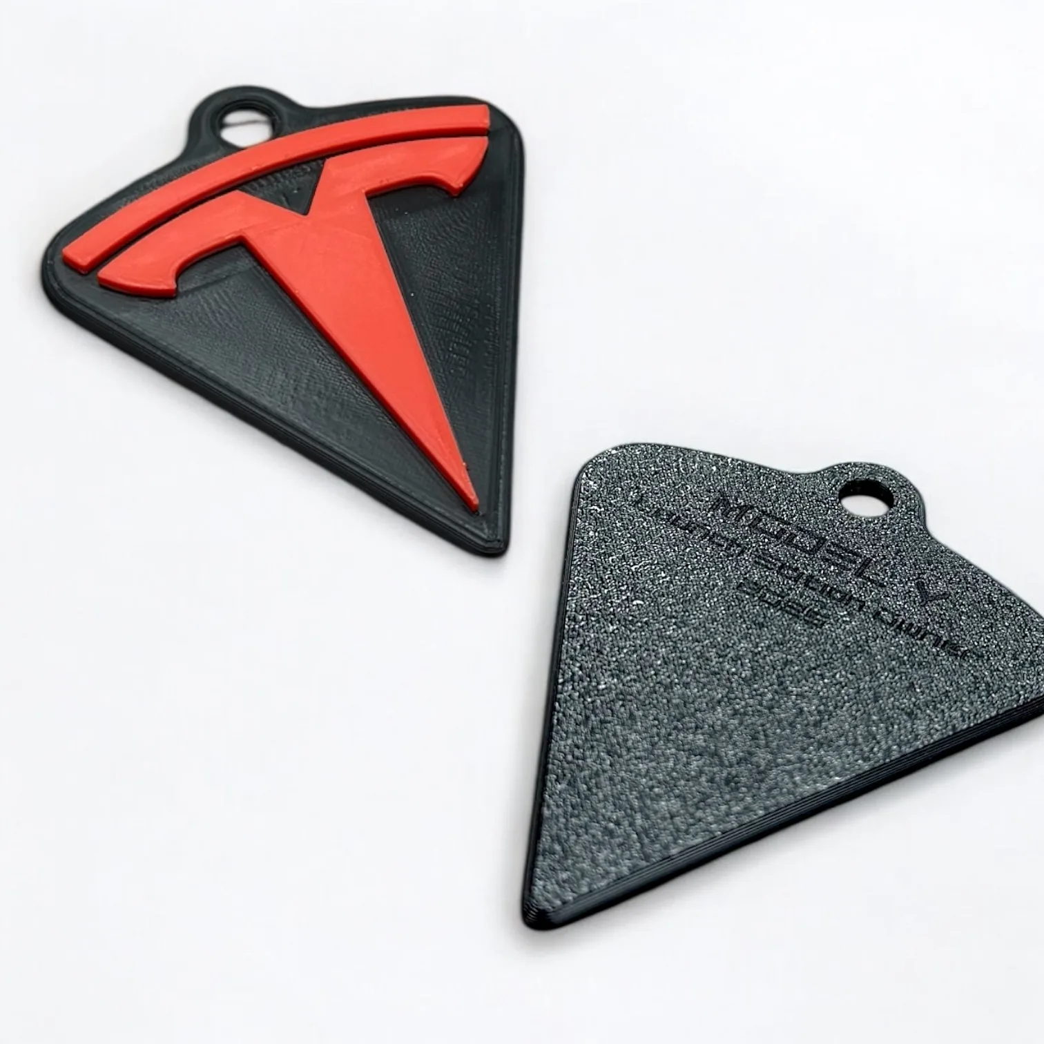 Zweifarbiger 3D gedruckter Tesla-Schlüsselanhänger Prototyp in Schwarz und Rot mit gravierter Rückseite — Kleinserie für Automarken-Kunde, sofortdruck.at Wien