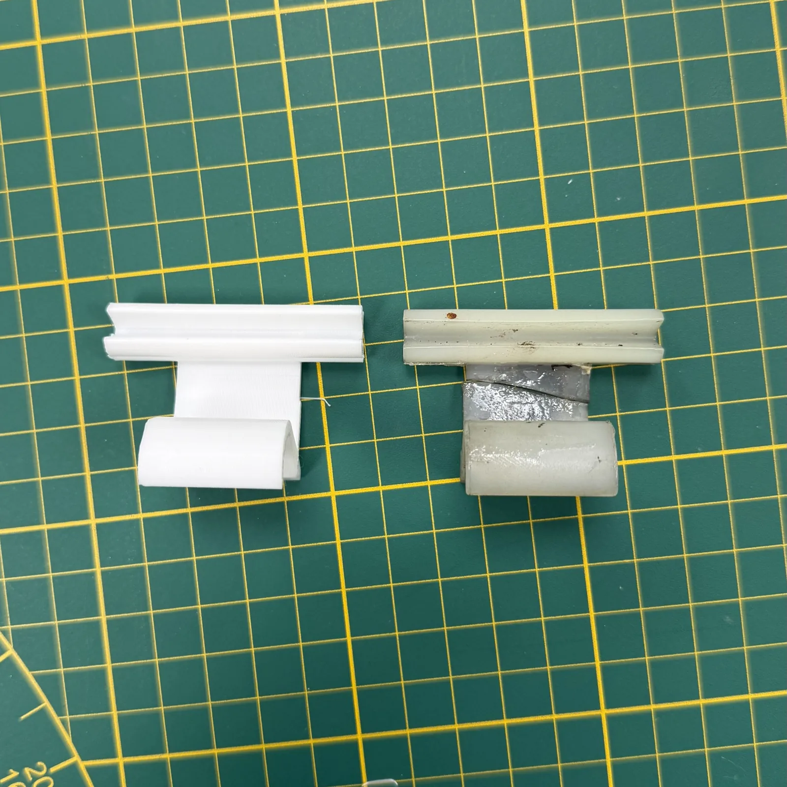 Nachmodelliertes 3D gedrucktes Ersatzteil in Weiß neben kaputtem Original — Reverse Engineering aus 1080 Wien, sofortdruck.at