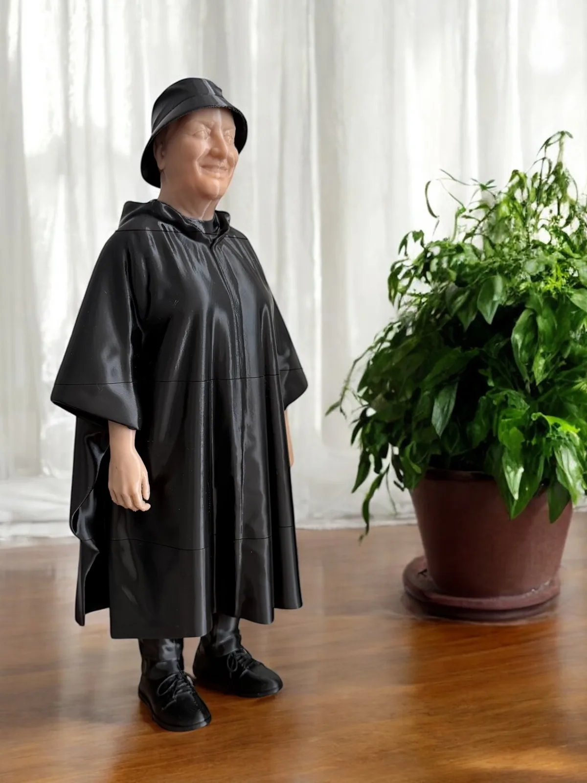 Foto-zu-3D Figur: nach echtem Porträt modellierter Mann mit Hut und schwarzem Regenmantel — personalisiertes Geschenk an die Ehefrau, sofortdruck.at Wien