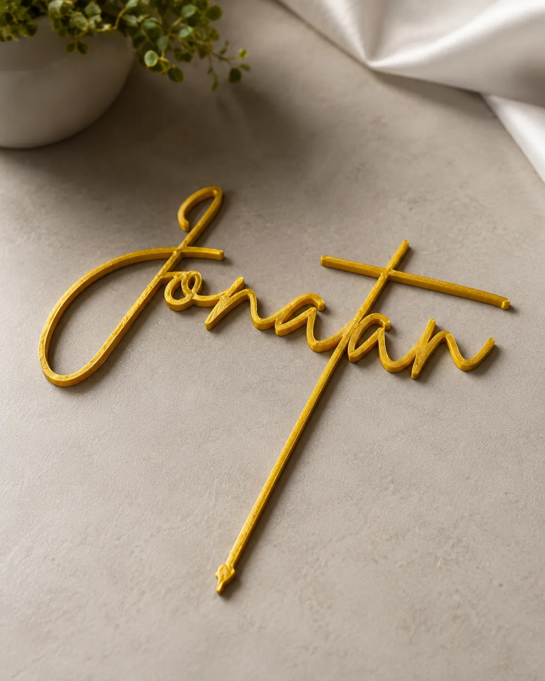 Goldener Caketopper mit Namen ‚Jonatan' — Sameday 3D Druck in Wien, sofortdruck.at