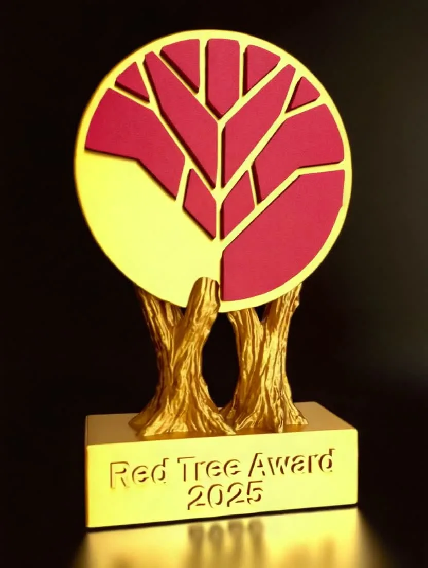 Red Tree Award 2025 — 3D gedruckte Trophäe mit goldenem Sockel aus Wien, sofortdruck.at