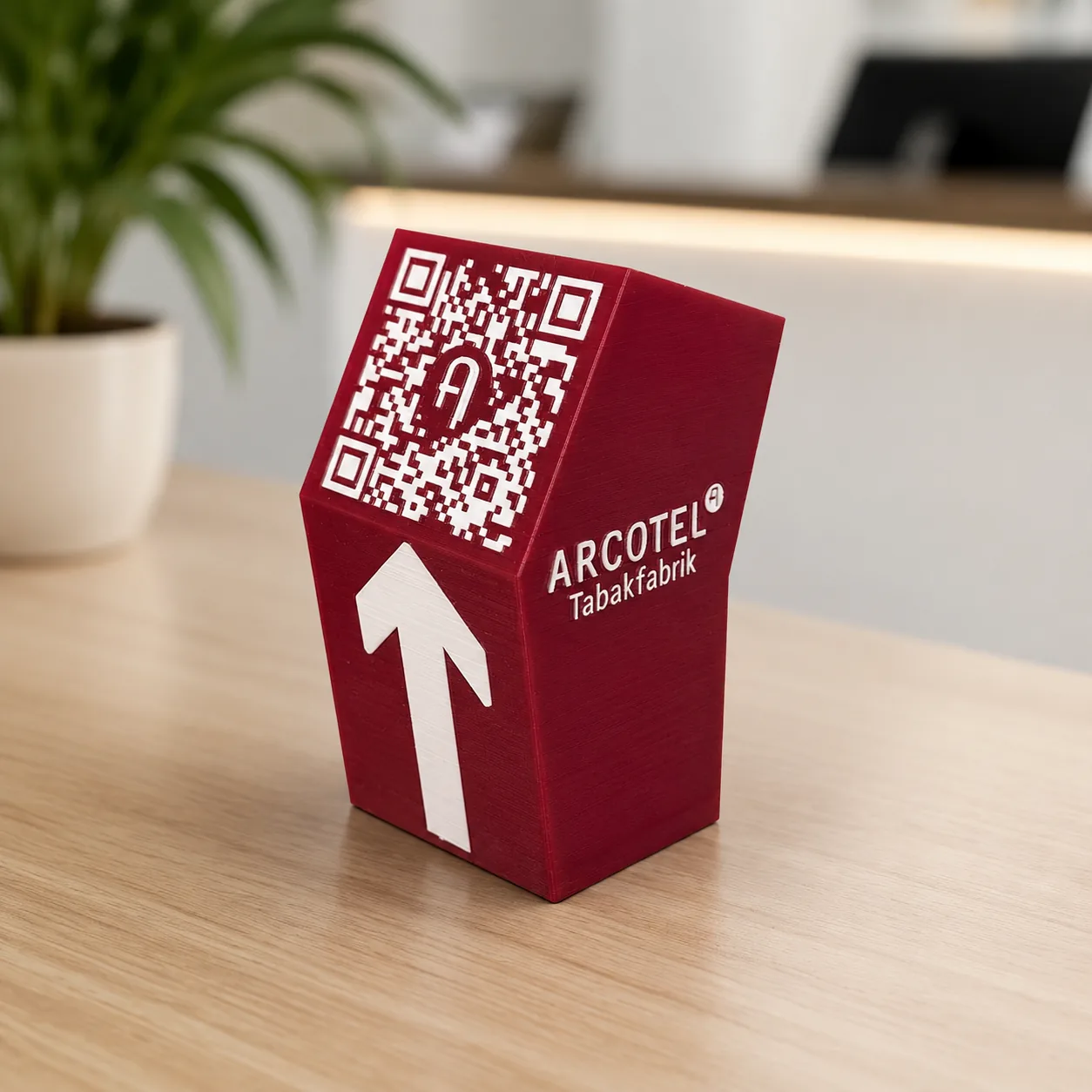 3D gedruckter Tischaufsteller mit QR-Code für Arcotel Tabakfabrik — Prototyp aus Wien, sofortdruck.at