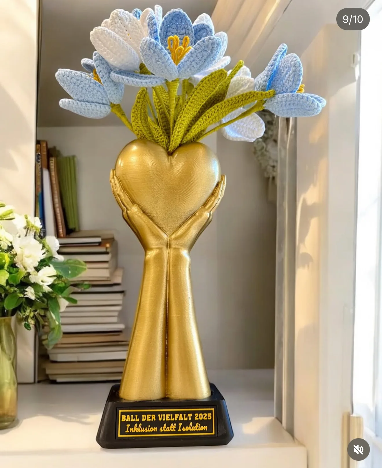 3D gedruckte Award-Vase in Herzform mit Händen und gehäkelten Blumen für den Ball der Vielfalt 2025 — Limited-Edition-Branding aus Wien, sofortdruck.at