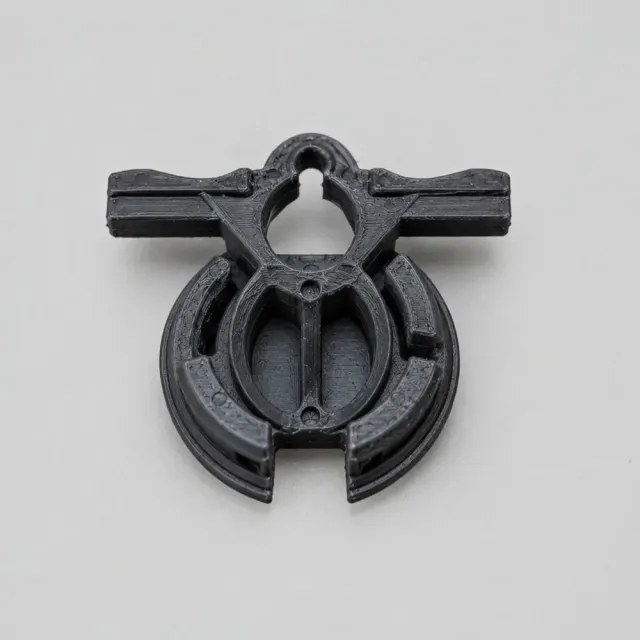 Schwarze Halterung aus Kunststoff mit Öse und zwei seitlichen Armen, im 3D-Druck nachgefertigt