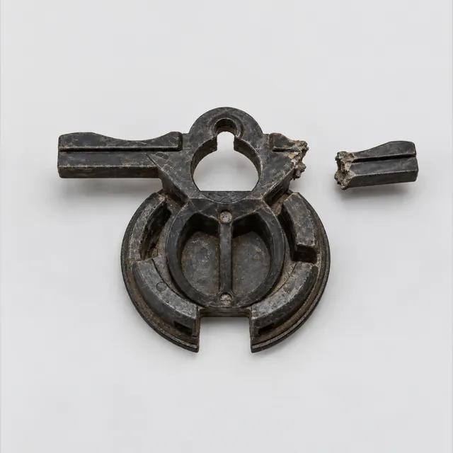 Schwarze Halterung aus Kunststoff mit Öse und zwei seitlichen Armen, Original mit abgebrochenem Arm